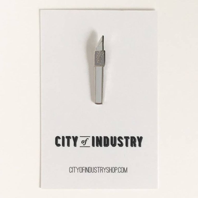 Pin esmaltado con pistola de pegamento de City of Industry – K. A. Artist  Shop