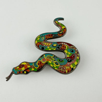 Épingle en émail « Serpent arc-en-ciel » par Katy Lipscomb